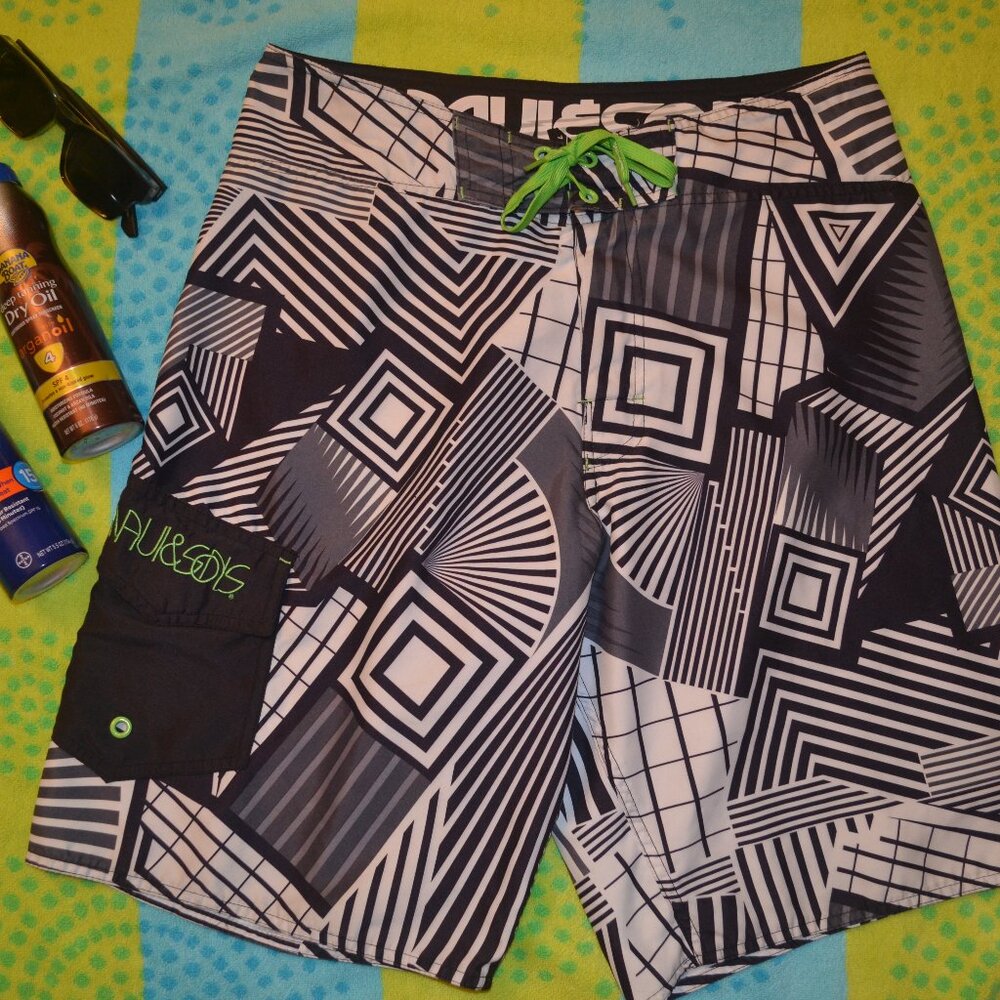 Maui and Sons 21" Board Shorts Graphic Design Size 32 Excellent Condition